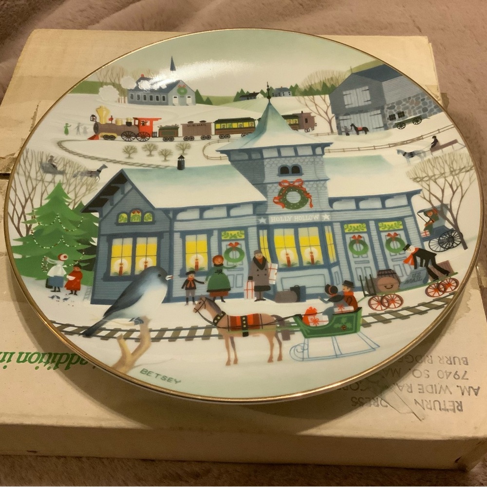 Betsey Bates Holly Hollow Holiday 1990 Annual Christmas Decorative Plate 9.3”